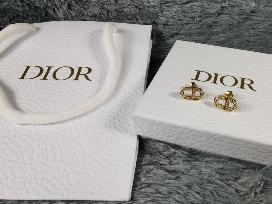 Hoa tai Dior